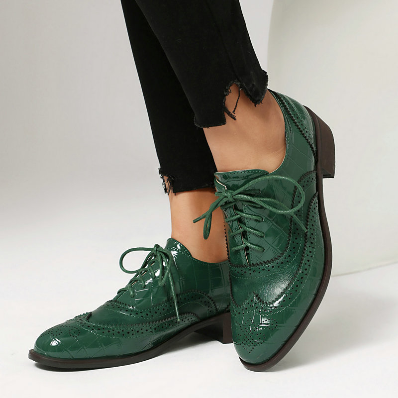 Patent Leather Oxford - Женские туфли-оксфорды с принтом под камень,